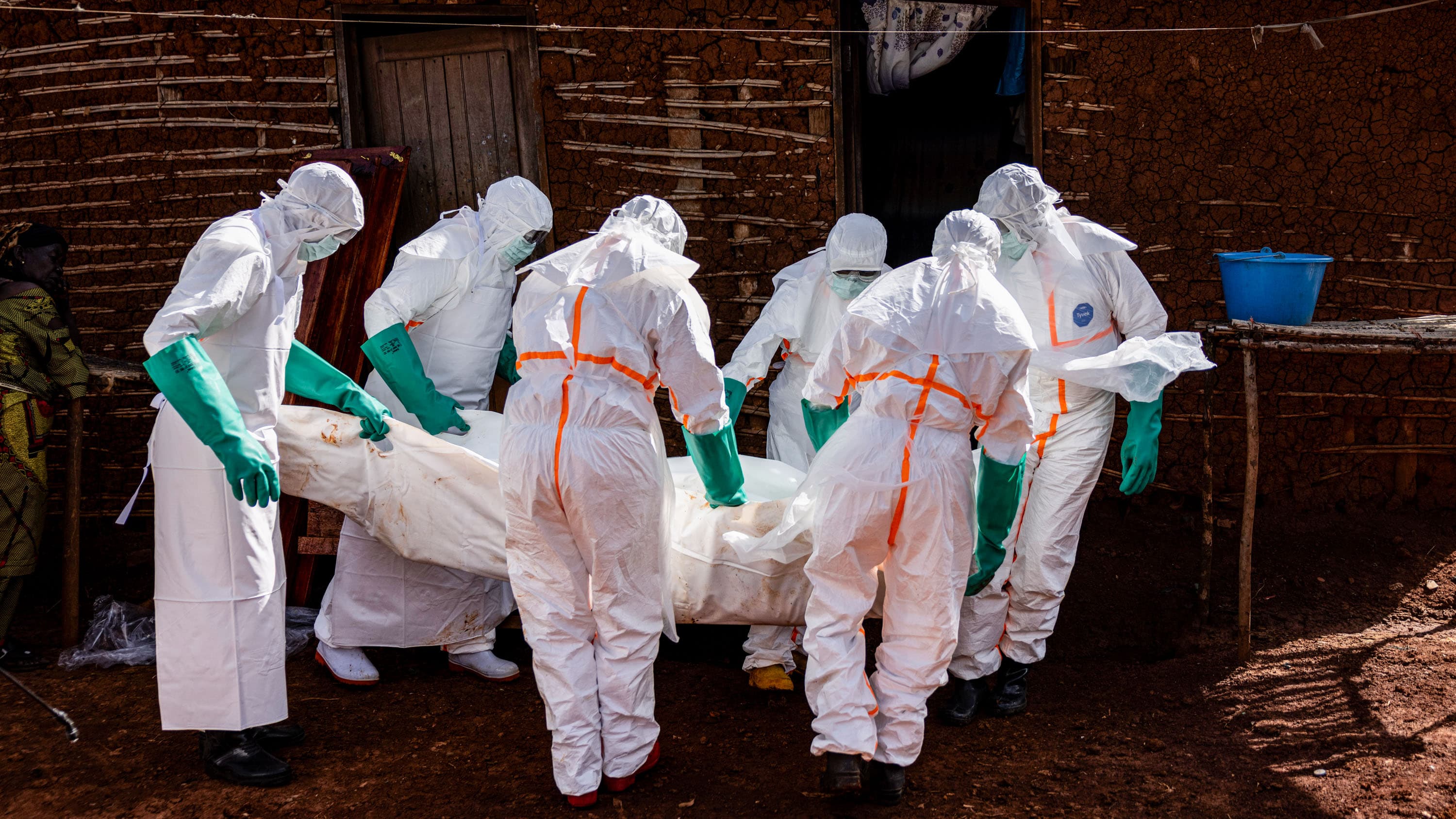 Dịch Ebola tại Congo vượt tầm kiểm soát: Bạo lực, tin giả và cắt giảm viện trợ